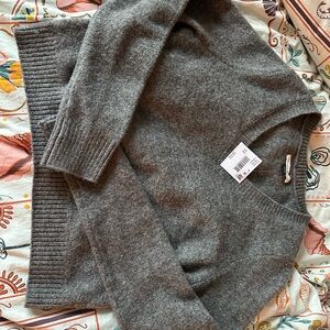 NWT American Eagle Outfitters Gray V-Neck Sweater